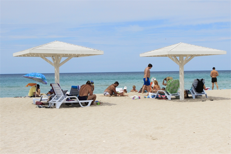 Шезлонги и зонты на пляже в Оленевке
