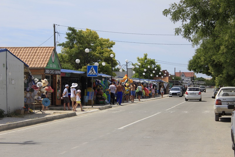 Центральная улица в Оленевке – рынок
